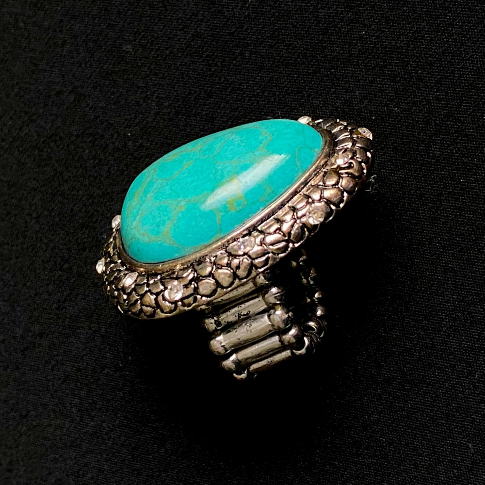 Large Silver-Tone Oval Turquoise Stretch-Ring + Cobblestone Setting